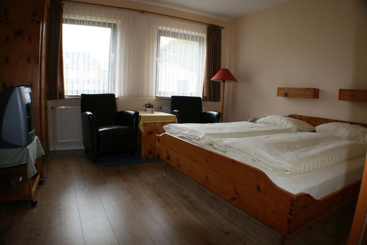 Hotel garni Zur Post Utersum Buitenkant foto
