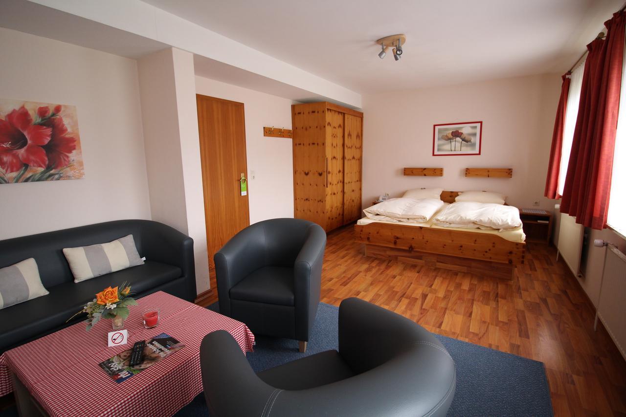 Hotel garni Zur Post Utersum Buitenkant foto