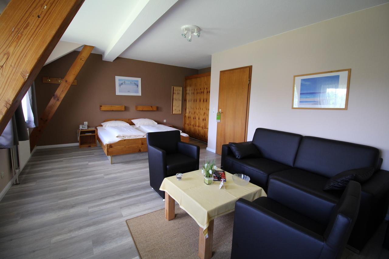 Hotel garni Zur Post Utersum Buitenkant foto