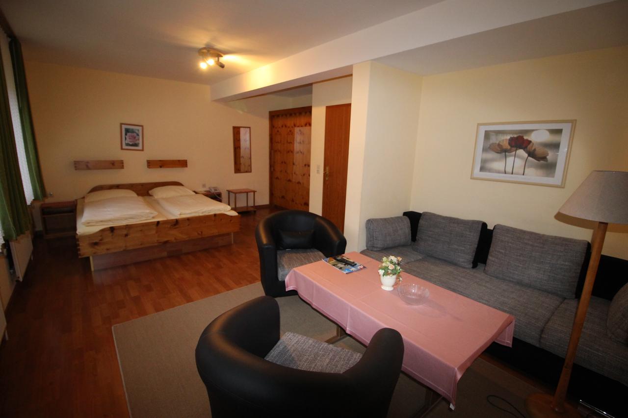 Hotel garni Zur Post Utersum Buitenkant foto