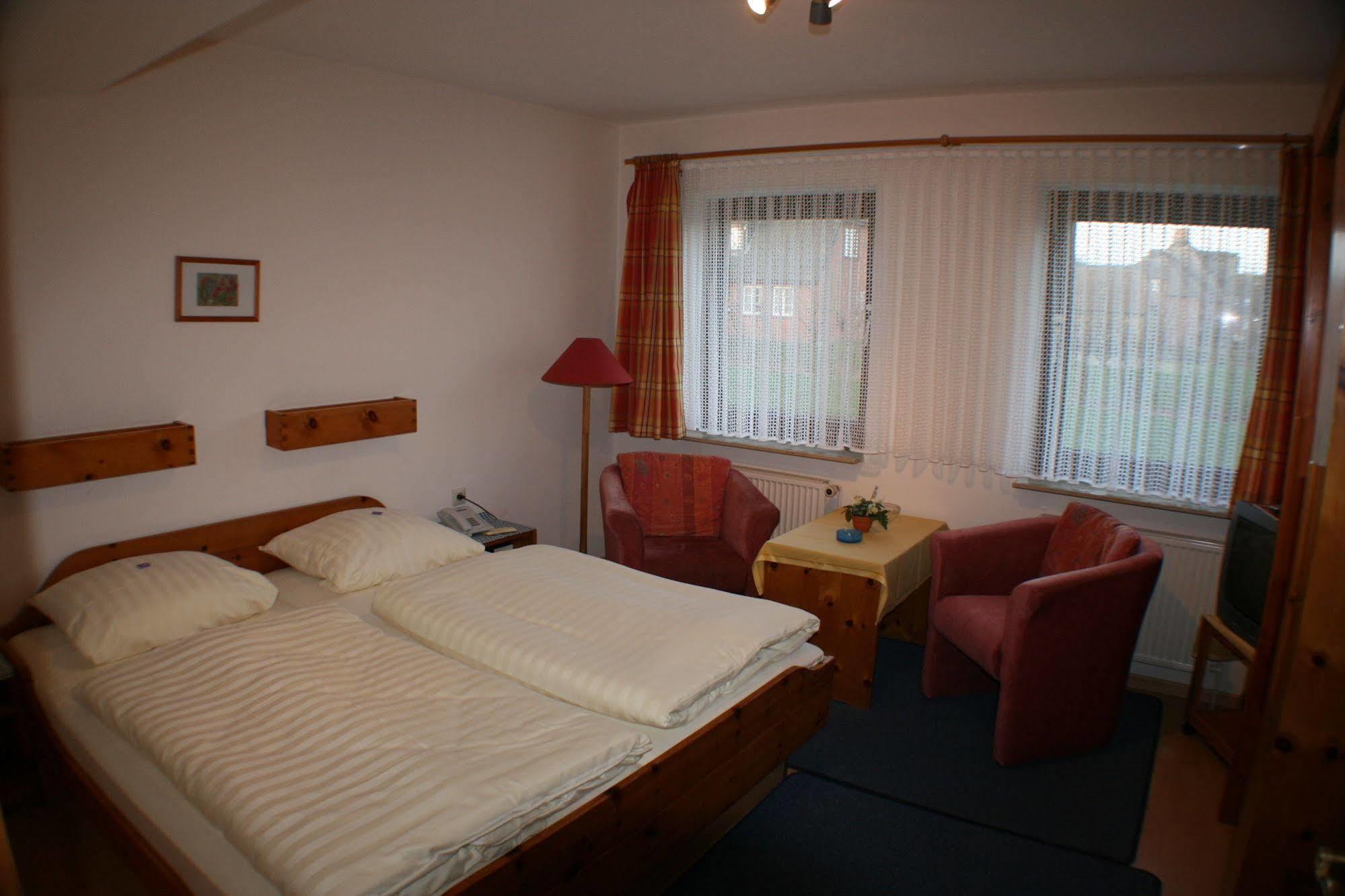 Hotel garni Zur Post Utersum Buitenkant foto