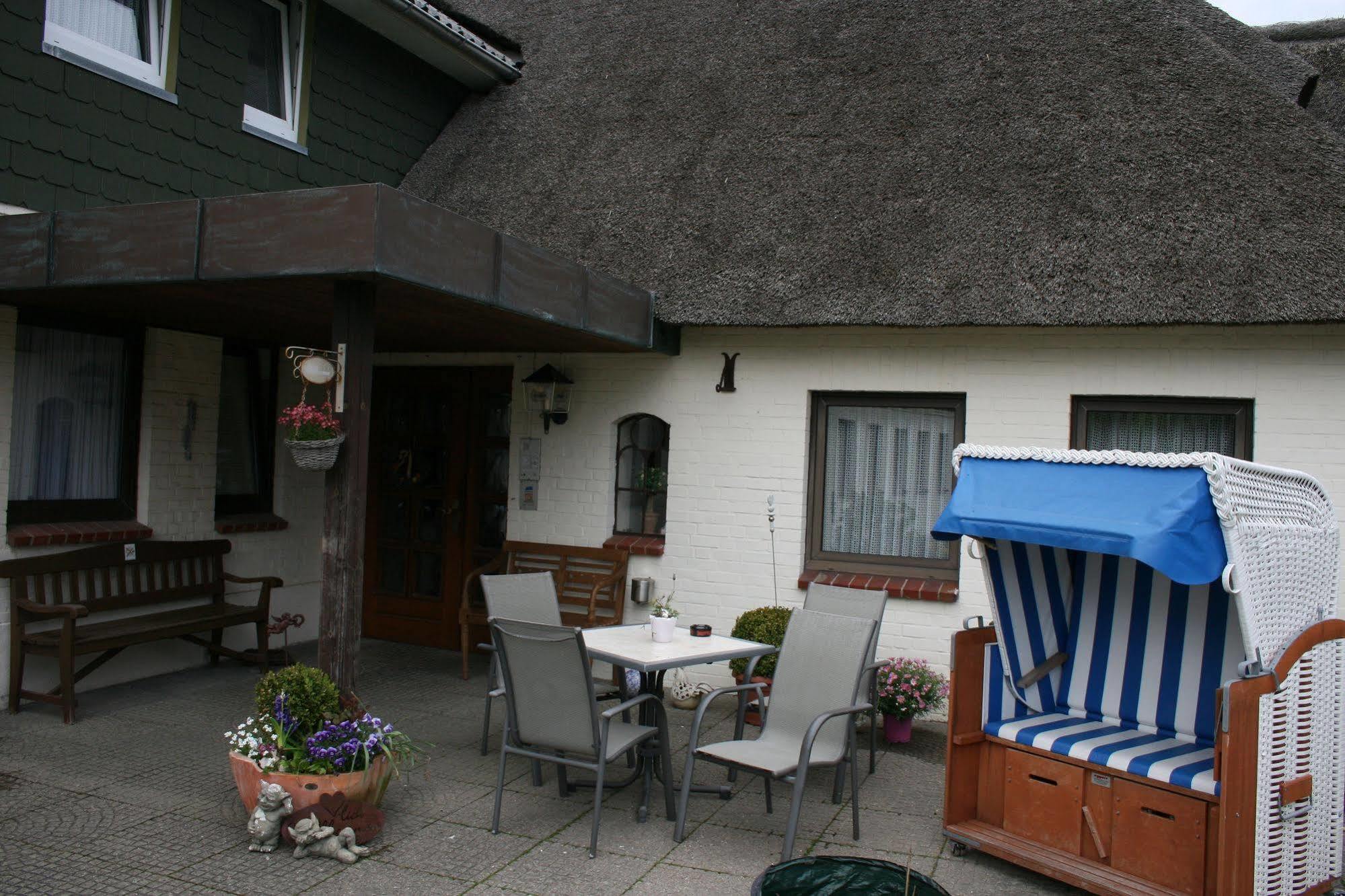 Hotel garni Zur Post Utersum Buitenkant foto